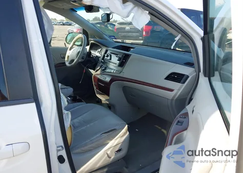 2013 Toyota Sienna Xle V6 8 Passenger z USA, uszkodzony, nr VIN 5TDYK3DC1DS380956